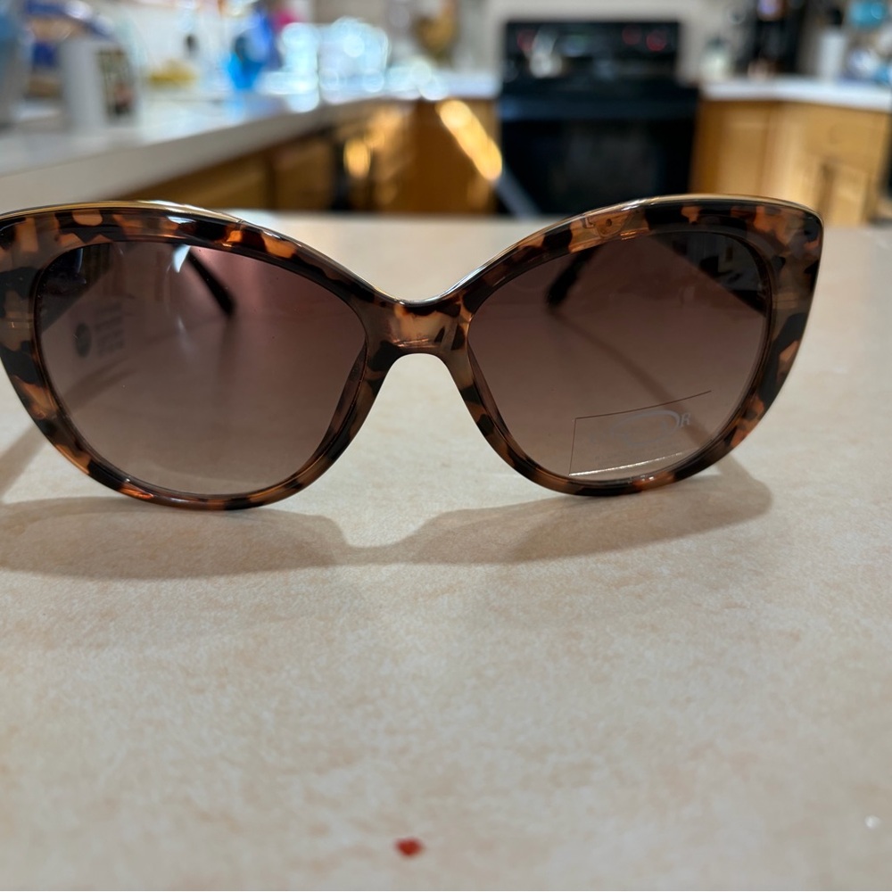 Tortoiseshell Cat-Eye Sunglasses - Brown NWT Oscar De La Renta
